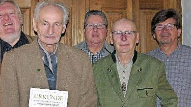 Auszeichnungen für 50 Jahre Mitgliedschaft bei der Siedlergemeinschaft Sonnefeld (von links): Der wiedergewählte Vorsitzende Günter Ernst, Horst Mozzo, Rainer Korn, Gerhard Barth und Dieter Büchner.  Foto: Klaus Oelzner