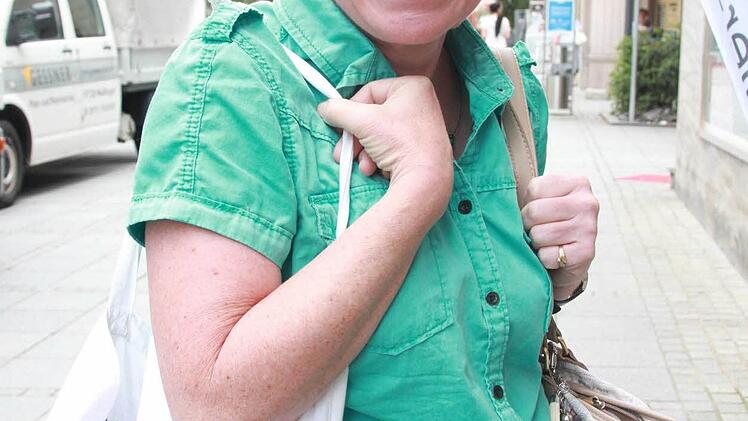 Birgitt Rechtenbach, Sulzthal:Bei Birgitt Rechtenbach steht der Korb immer im Kofferraum bereit: Es könnte ja ein Einkauf dazwischenkommen. Mit einem Stoffbeutel in der Handtasche ist sie für die Besorgungen zwischendurch gewappnet. "Die Initiative des Handels ist gut. Das Plastik ist so schlecht für uns und unsere Umwelt." Eine Regelung, die festlegt, Plastiktüten nicht umsonst zu verteilen, hält sie für längst überfällig. "Das Plastik verrottet nicht. Und wir haben eh schon genug Müll in de...