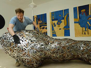 Philipp Eyrich (28) legt letzte Hand an seine Skulptur aus Stahlbändern an. Foto: Nikolas Pelke