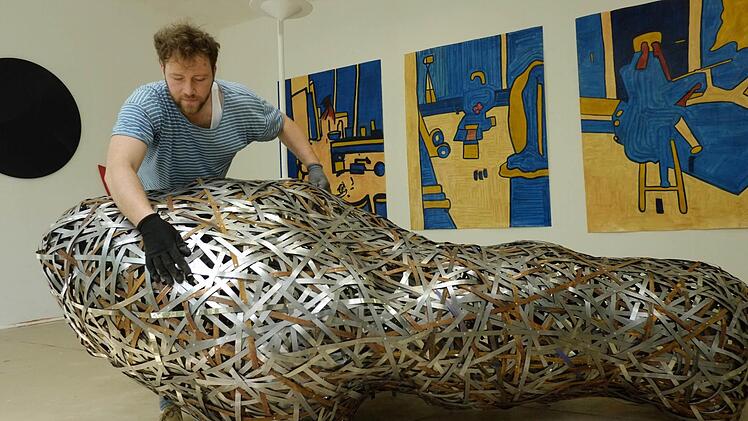 Philipp Eyrich (28) legt letzte Hand an seine Skulptur aus Stahlbändern an. Foto: Nikolas Pelke