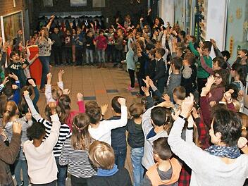 Große Freude herrschte an der Grundschule Oberaurach, als die "fit-4-future"-Tonne in Empfang genommen werden konnte.  Foto: sw