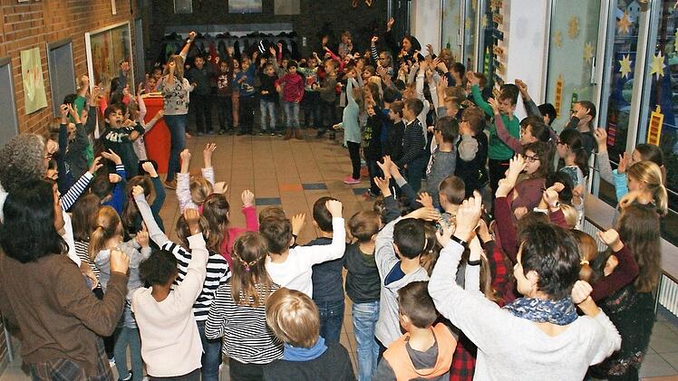 Große Freude herrschte an der Grundschule Oberaurach, als die "fit-4-future"-Tonne in Empfang genommen werden konnte.  Foto: sw