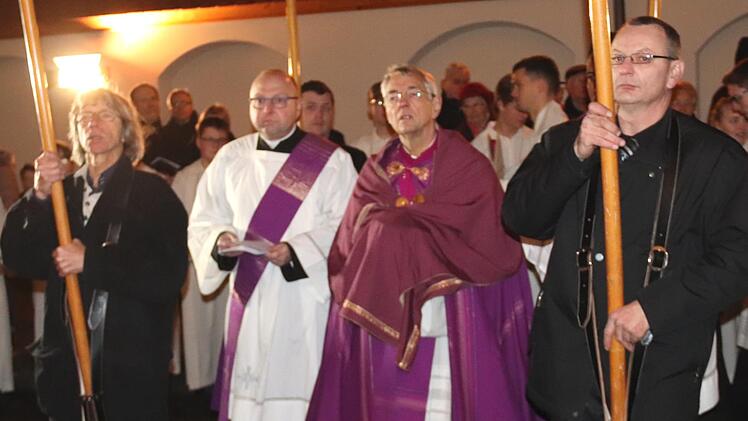 Die Gemeinde stoppt vor der verschlossenen Pforte der Georgskirche.