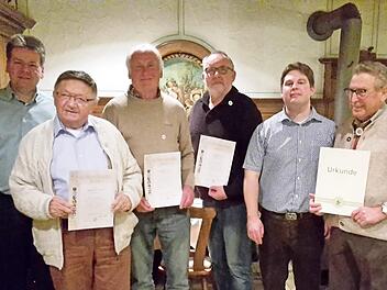 Hohe Auszeichnungen gab es beim Obst- und Gartenbauverein Tr&uuml;benbach: Zweiter Vorsitzender Norbert Tilgner (links) und Vorsitzender Daniel Suffa (Zweiter von rechts) ehrten Werner Ultsch, Herbert Bauer und Andreas Giese (von links) f&uuml;r 40-j&auml;hrige Mitgliedschaft. Karl Wagner (rechts) wurde zum Ehrenmitglied ernannt.  Foto: Horst S&uuml;nkel
