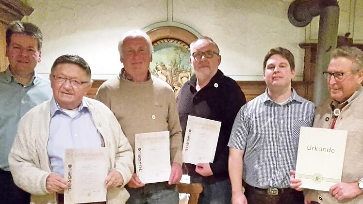 Hohe Auszeichnungen gab es beim Obst- und Gartenbauverein Tr&uuml;benbach: Zweiter Vorsitzender Norbert Tilgner (links) und Vorsitzender Daniel Suffa (Zweiter von rechts) ehrten Werner Ultsch, Herbert Bauer und Andreas Giese (von links) f&uuml;r 40-j&auml;hrige Mitgliedschaft. Karl Wagner (rechts) wurde zum Ehrenmitglied ernannt.  Foto: Horst S&uuml;nkel