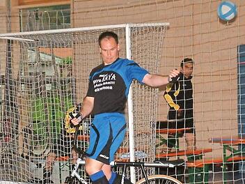 Der Steinwiesener Bayernliga-Radballer Andras Klinger (Bild) musste die vergangen sechs Spiele ohne seinen verletzten Partner und Cousin Dennis Klinger antreten. Alle sechs Paarungen gingen verloren und damit muss der RVC Steinwiesen II nun absteigen.  Foto: Hans Franz