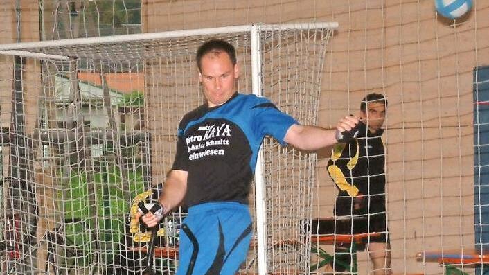 Der Steinwiesener Bayernliga-Radballer Andras Klinger (Bild) musste die vergangen sechs Spiele ohne seinen verletzten Partner und Cousin Dennis Klinger antreten. Alle sechs Paarungen gingen verloren und damit muss der RVC Steinwiesen II nun absteigen.  Foto: Hans Franz