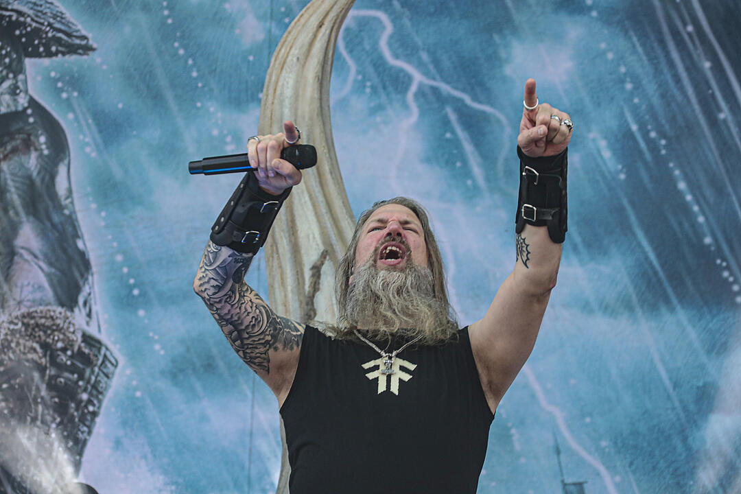 Amon Amarth bei Rock im Park 2019: Ganz viel Metal und Feuer bringt die Fans zum Durchdrehen
