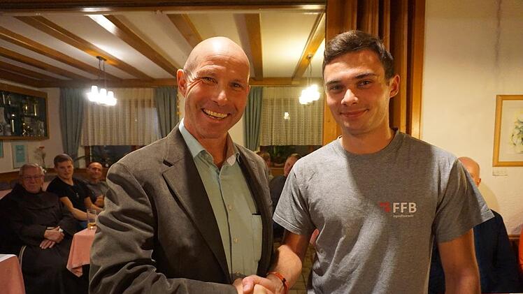 Bastian Kleinhenz (rechts) löst Ewald Simon nach 35 Jahren als Trainer  beim WSV für den "Allgemeinsport für Schüler" ab. Foto: Marion Eckert