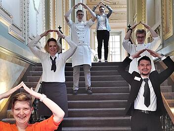 Allgemein gilt "#wirbleibenzuhause", doch die Mitarbeiter des Vier-Sterne-Hotels wollen helfen. Stellvertretend für das 70-köpfige Team stehen hier (von links) Sandy Berthold (Direktionsassistentin), Tanja Räth (Service), Julia Karl (Köchin), Amelie Räffle (Rezeptionsleiterin), Daniel Hofmann (Koch-Azubi) und Alexander Pavlin (Rezeption). Sigismund von Dobschütz