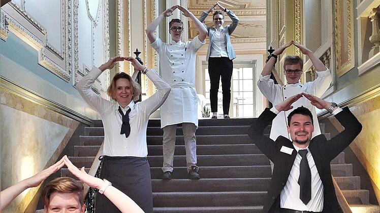 Allgemein gilt "#wirbleibenzuhause", doch die Mitarbeiter des Vier-Sterne-Hotels wollen helfen. Stellvertretend für das 70-köpfige Team stehen hier (von links) Sandy Berthold (Direktionsassistentin), Tanja Räth (Service), Julia Karl (Köchin), Amelie Räffle (Rezeptionsleiterin), Daniel Hofmann (Koch-Azubi) und Alexander Pavlin (Rezeption). Sigismund von Dobschütz
