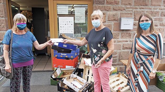 Gerlinde Ebert (links) und Ulrike Zehner von Sammeln & Schenken (rechts) brachten der Schatzmeisterin der Hammelburger Tafel, Luise Smolik, einen Scheck. Foto: Bianca Volkert