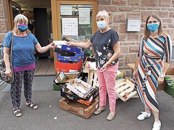 Gerlinde Ebert (links) und Ulrike Zehner von Sammeln & Schenken (rechts) brachten der Schatzmeisterin der Hammelburger Tafel, Luise Smolik, einen Scheck. Foto: Bianca Volkert