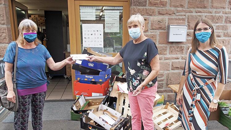 Gerlinde Ebert (links) und Ulrike Zehner von Sammeln & Schenken (rechts) brachten der Schatzmeisterin der Hammelburger Tafel, Luise Smolik, einen Scheck. Foto: Bianca Volkert
