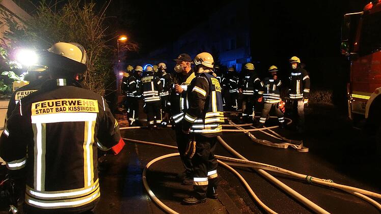 Ein am Abend nicht gelöschtes Teelicht löste in der Nacht  auf Montag in der Schillerstraße  in Bad Kissingen einen Zimmerbrand aus, bei dem die Wohnungsinhaberin  leicht verletzt wurde. Foto: Peter Rauch