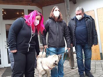 Auch für Notfälle wie Sultan muss das Tierheim ein Plätzchen schaffen: Der Vierbeiner stammt aus einer Beschlagnahmung durch die Polizei. Eine der zentralen Aufgaben, um die sich die Tierheimleiterinnen Carina Wittmann und Angelika Enzmann (von links) sowie Vereinsvorsitzender Wolfgang Hain zu kümmern haben. Nicht alle sind mit ihrer Arbeit einverstanden.