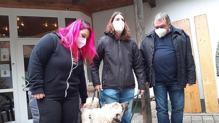 Auch für Notfälle wie Sultan muss das Tierheim ein Plätzchen schaffen: Der Vierbeiner stammt aus einer Beschlagnahmung durch die Polizei. Eine der zentralen Aufgaben, um die sich die Tierheimleiterinnen Carina Wittmann und Angelika Enzmann (von links) sowie Vereinsvorsitzender Wolfgang Hain zu kümmern haben. Nicht alle sind mit ihrer Arbeit einverstanden.