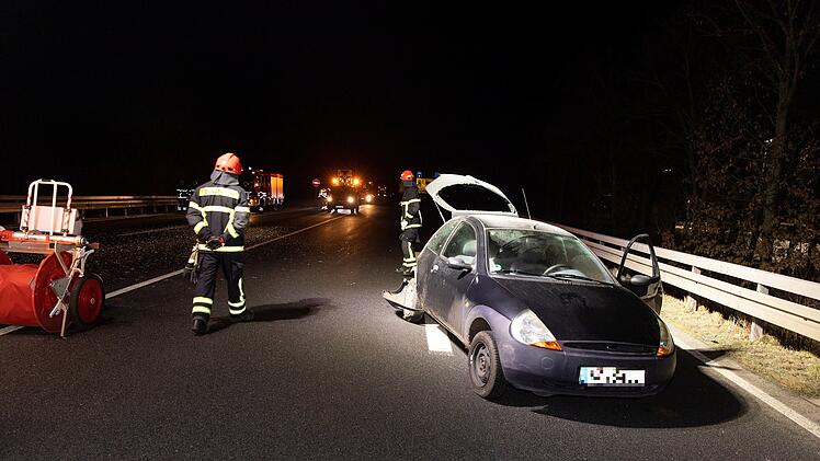 Kleinwagenfahrer wendet auf B4: Familienvater und sechs Kinder haben Gl&uuml;ck im Ungl&uuml;ck