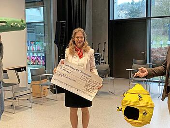 Christian Zintl (links), Tanja Erdmann und Georg Gißler bei der Spendenübergabe im Musikraum des BBZ, der auch als Theaterbühne genutzt werden kann. Mit dem Geld der Sparkasse werden Vorhänge und Equipment für Theateraufführungen angeschafft.