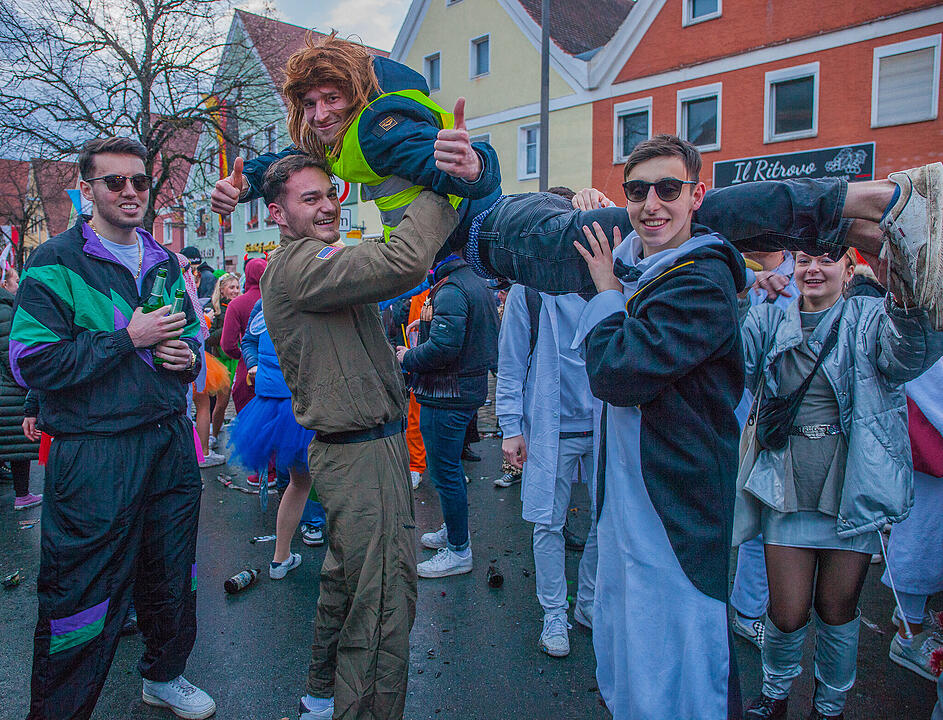 Tausende Narren und Närrinnen feierten auf der Straße