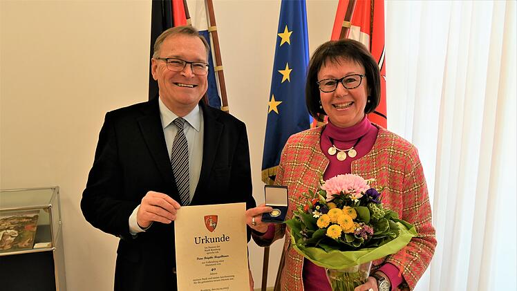 Bamberg: Seit Jahrzehnten St&auml;dtepartnerschaften organisiert - "Au&szlig;enministerin" feiert Dienstjubil&auml;um