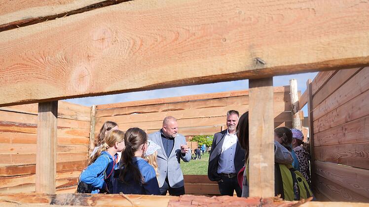 Neubrunn: Rund 80 Kinder bauen H&uuml;ttendorf "Minipolis" auf  - trotz Regen und starkem Wind