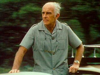 Bernhard Grzimek - hier bei Dreharbeiten in der Serengeti f&uuml;r seine Sendung "Ein Platz f&uuml;r Tiere" - setzte sich unerm&uuml;dlich f&uuml;r den Erhalt der urspr&uuml;nglichen Natur und der Tierwelt ein.