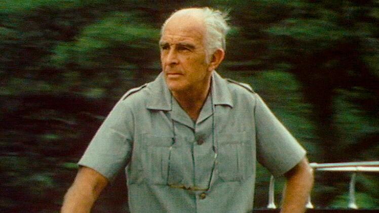 Bernhard Grzimek - hier bei Dreharbeiten in der Serengeti f&uuml;r seine Sendung "Ein Platz f&uuml;r Tiere" - setzte sich unerm&uuml;dlich f&uuml;r den Erhalt der urspr&uuml;nglichen Natur und der Tierwelt ein.