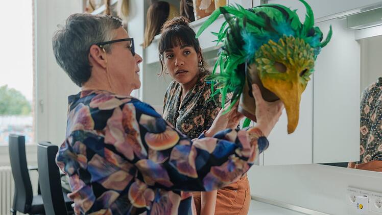 Die Masken-Chefin Sonja (Claudia-Sofie Jelinek, links) ist zufrieden mit Mayas (Salka Weber) Arbeit.
