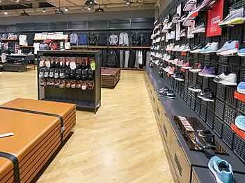 Nike geht, Adidas kommt: Sportartikel-Riese sichert sich Verkaufsfläche Nike, Store, Laden, Geschäft, Outlet, Filiale, Schuhkarton, Schuhe, Sneakers, Sportschuhe
