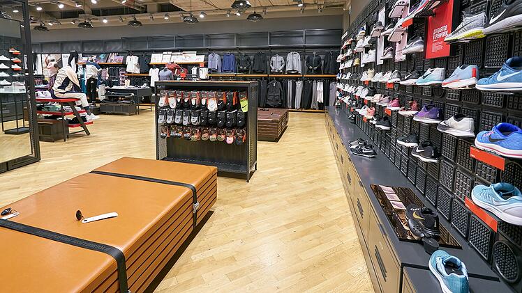 Nike, Store, Laden, Gesch&auml;ft, Outlet, Filiale, Schuhkarton, Schuhe, Sneakers, Sportschuhe