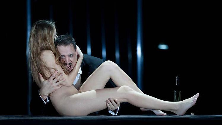 Randall Jakobsh als Don Giovanni in der Nachtmahlszene mit einer Statistin Foto: Ludwig Olah
