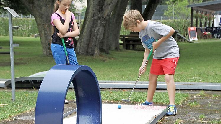 Hochkonzentriert: Leonie (von links) beobachtet ihren Bruder Christian beim Schlag. Fotos: Sebastian Vogt