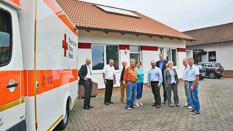 Am Breitenfeld in Langenleiten entsteht zur Zeit der neue Stellplatz des Rotkreuz-Kreisverbandes Rhön-Grabfeld. Zum 1. Oktober wird hier der Betrieb aufgenommen. Stationiert wird hier ein Rettungswagen mit Rettungsassistenten.  Foto: Hanns Friedrich