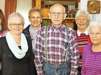 Mit vielen Gästen feierte Christian Weihermüller seinen 85. Geburtstag. Zu seinem Jubeltag gratulierten neben Bürgermeisterin Christine Frieß auch die Töchter Elke Sanders und Karin Bär sowie Elis Murrman und Lebensgefährtin Margitta Pilz (von links). Foto: Ingrid Kohles