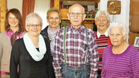 Mit vielen Gästen feierte Christian Weihermüller seinen 85. Geburtstag. Zu seinem Jubeltag gratulierten neben Bürgermeisterin Christine Frieß auch die Töchter Elke Sanders und Karin Bär sowie Elis Murrman und Lebensgefährtin Margitta Pilz (von links). Foto: Ingrid Kohles