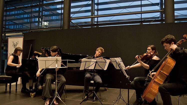 Die Pianistin und Komponistin Maria Baptist gastierte mit einem jungen Streichquartett beim Coburger Verein. Foto: Jochen Berger