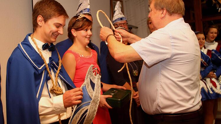 Bürgermeister Willi Sendelbeck bei seiner Annäherung zum Küsschen für Prinzessin Isabel I., links Frederik I.