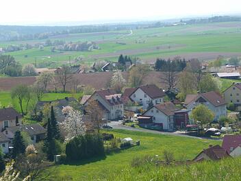 Blick auf die Fläche des vorgesehenen Baugebietes am Heppengraben in Schondra. Foto: Oswald Türbl