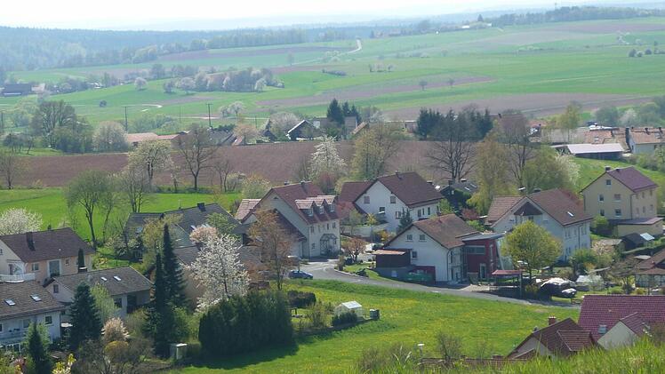 Blick auf die Fläche des vorgesehenen Baugebietes am Heppengraben in Schondra. Foto: Oswald Türbl