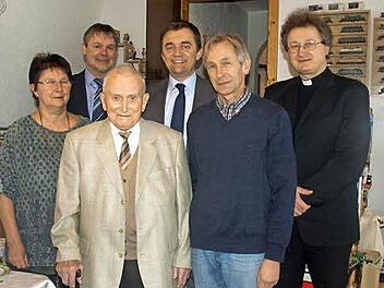 Rudolf Behrschmidt (3. v. li.) genießt den Trubel an seinem 95. Geburtstag zusammen mit von links Tochter Ilse, Gerhard Wunder, Jens Korn, Sohn Helmut und Pater Jan Poja Foto: Susanne Deuerling