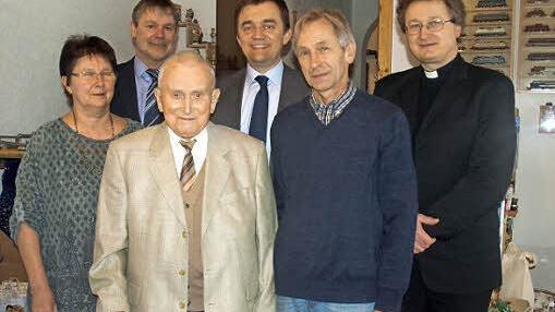 Rudolf Behrschmidt (3. v. li.) genießt den Trubel an seinem 95. Geburtstag zusammen mit von links Tochter Ilse, Gerhard Wunder, Jens Korn, Sohn Helmut und Pater Jan Poja Foto: Susanne Deuerling