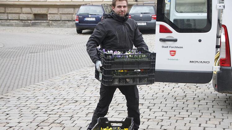 Martin Kupfer holt Blumen-Nachschub zum Einpflanzen.  Foto: Andreas Schmitt