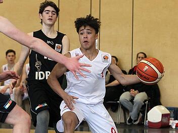 Der Regnitztaler Alex Smith (r.) hat den D&uuml;sseldorfer Michael Kremer (hinten) hinter sich gelassen, schon stellt sich ihm der n&auml;chste Gegenspieler in den Weg. Foto: sportpress