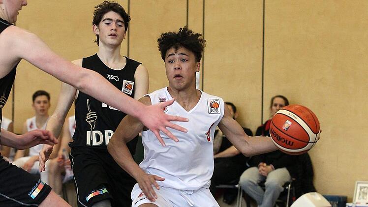 Der Regnitztaler Alex Smith (r.) hat den D&uuml;sseldorfer Michael Kremer (hinten) hinter sich gelassen, schon stellt sich ihm der n&auml;chste Gegenspieler in den Weg. Foto: sportpress