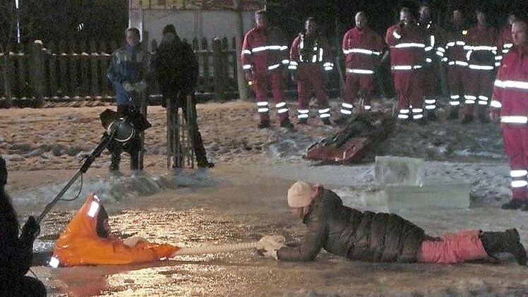 Die DLRG trainiert in den harten Wintern die Rettung von eingebrochenen Menschen.  Fotos: Michael Busch