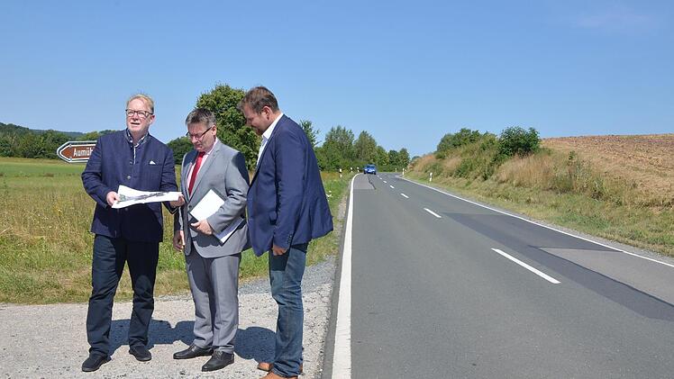 Ortstermin an der 2204 (von links): Hans Michelbach, Josef Zellmeier und Martin Mittag. Fotos: Rainer Lutz