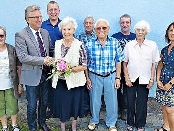 Bürgermeister Rainer Detsch gratulierte Helga Schmitt namens der Gemeinde Stockheim mit herzlichen Worten und Blumen zum 85. Geburtstag. Mit auf dem Foto Ehemann Herbert und weitere Familienangehörige.  Foto: Gerd Fleischmann