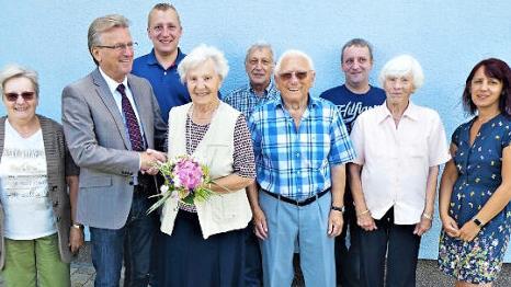Bürgermeister Rainer Detsch gratulierte Helga Schmitt namens der Gemeinde Stockheim mit herzlichen Worten und Blumen zum 85. Geburtstag. Mit auf dem Foto Ehemann Herbert und weitere Familienangehörige.  Foto: Gerd Fleischmann
