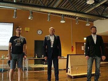 Uwe Mühlmichl, Bürgermeister Claus Schwarzmann und Harald Bürger  (v. l.) Foto: Sylvia Hubele